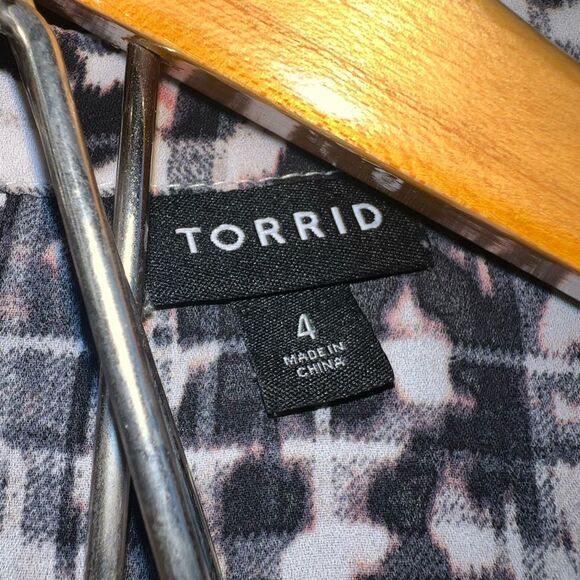 TORRID Georgette Keyhole Flutter Sleeve Blouse in Leopard Print Size 4 EUC - Picture 7 of 11